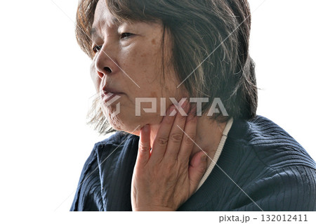首周りを気にするシニア女性 首周りを気にするシニア女性 132012411
