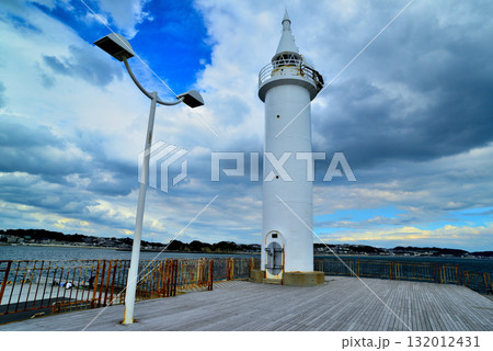 江の島 湘南大堤防から観た嵐の前の湘南港灯台 江の島 湘南大堤防から観た嵐の前の湘南港灯台 132012431