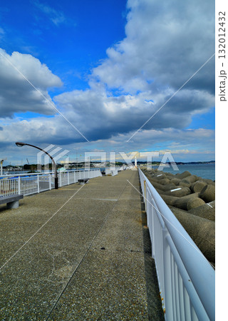 江の島 湘南大堤防から観た嵐の前の湘南港灯台 江の島 湘南大堤防から観た嵐の前の湘南港灯台 132012432