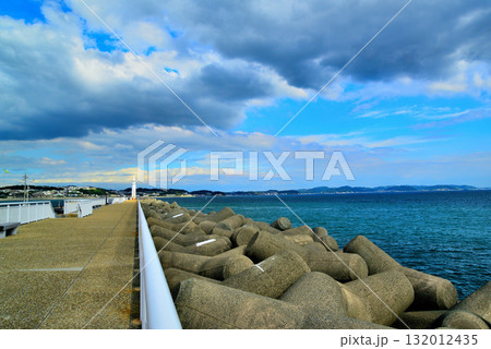 江の島 湘南大堤防から観た嵐の前の湘南港灯台 江の島 湘南大堤防から観た嵐の前の湘南港灯台 132012435