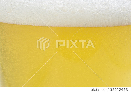 グラスに注がれたキンキンに冷えたビール 132012458