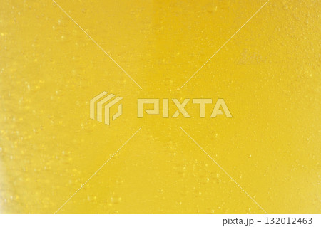 グラスに注がれたキンキンに冷えたビール 132012463