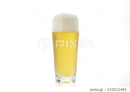 グラスに注がれたキンキンに冷えたビール 132012465