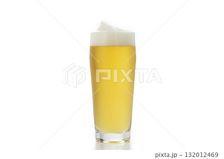 グラスに注がれたキンキンに冷えたビール 132012469