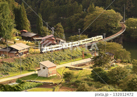 初秋の高山本線を走る「特急ワイドビューひだ」 初秋の高山本線を走る「特急ワイドビューひだ」 132012472