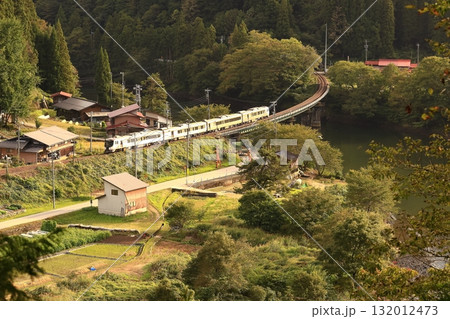 初秋の高山本線を走る「特急ワイドビューひだ」 132012473