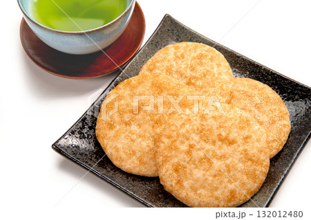 白背景に醤油煎餅と緑茶 132012480