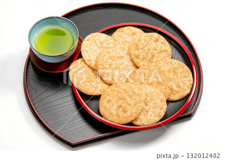 白背景に醤油煎餅と緑茶 132012482