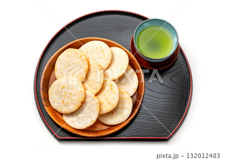 白背景に醤油煎餅と緑茶 白背景に醤油煎餅と緑茶 132012483