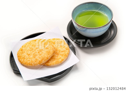 白背景に醤油煎餅と緑茶 132012484