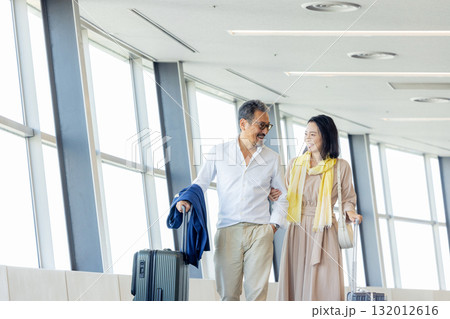 旅行を楽しむシニアの男女 132012616