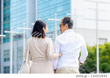 旅行をする男女 旅行をする男女 132012642