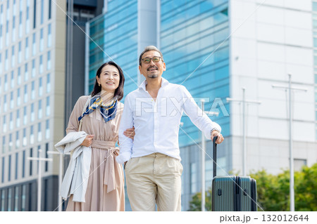 旅行をする男女 旅行をする男女 132012644