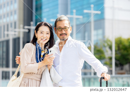 旅行をするシニア夫婦 132012647