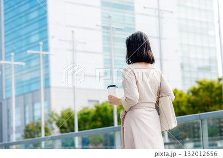 都会を歩くシニア女性 132012656