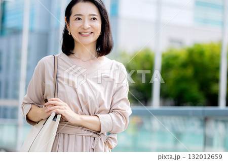 オフィス街を歩くビジネスウーマン 132012659