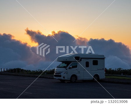 夕日に染まるキャンピングカー　山形　鳥海山 132013006