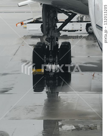 雨の駐機場に反射する降着装置 132013205