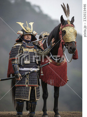 甲冑を着た武将　日本のサムライ　馬を連れている 132013446