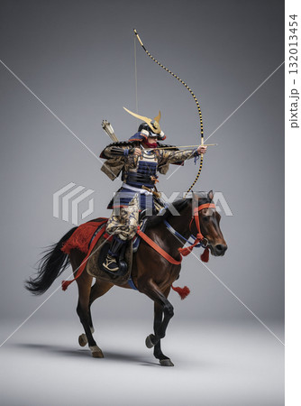 甲冑を着た武将　日本のサムライ　弓を引く　騎兵隊 132013454