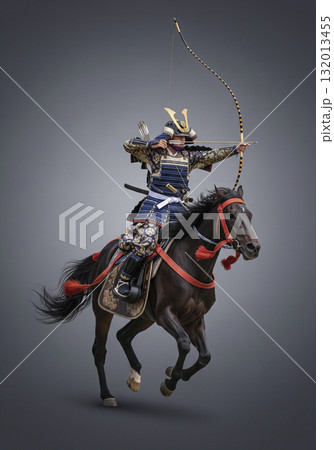 甲冑を着た武将　日本のサムライ　弓を引く　騎兵隊 132013455