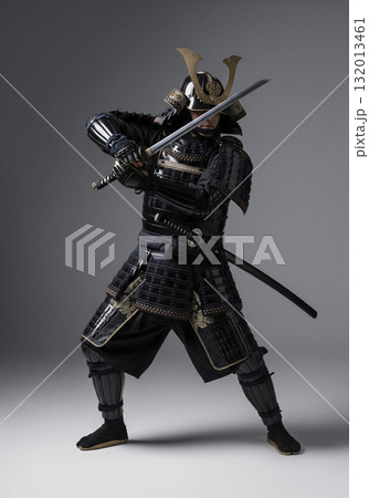 甲冑を着た武将　日本のサムライ 132013461