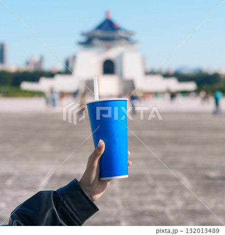woman hand holding Pearl bubble milk tea glasses. traveler at National Chiang Kai shek Memorial, a famous beverages in Taipei, Taiwan 132013489