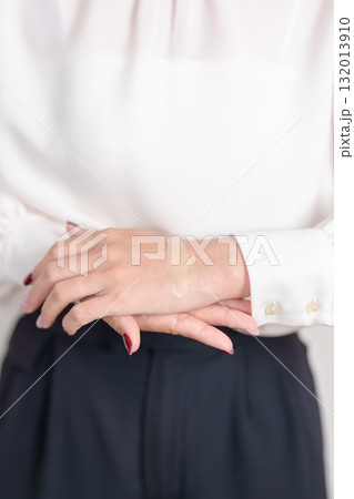 Woman having wrist pain with Medicated pain relief patch plaster for Carpal Tunnel Syndrome, Wrist Tendinitis ache, De Quervain s tenosynovitis, ergonomic, Hand Osteoarthritis and Office syndrome 132013910