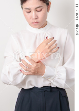 Woman having wrist pain with Medicated pain relief patch plaster for Carpal Tunnel Syndrome, Wrist Tendinitis ache, De Quervain s tenosynovitis, ergonomic, Hand Osteoarthritis and Office syndrome Woman having wrist pain with Medicated pain relief patch plaster for Carpal Tunnel Syndrome, Wrist Tendinitis ache, De Quervain s tenosynovitis, ergonomic, Hand Osteoarthritis and Office syndrome 132013911