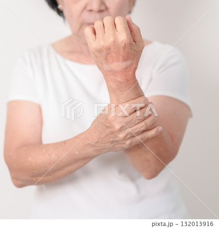 Elderly Woman having wrist pain with Medicated pain relief patch plaster for Carpal Tunnel Syndrome, Wrist Tendinitis, muscle ache, De Quervain s tenosynovitis, Hand Osteoarthritis and Senior health Elderly Woman having wrist pain with Medicated pain relief patch plaster for Carpal Tunnel Syndrome, Wrist Tendinitis, muscle ache, De Quervain s tenosynovitis, Hand Osteoarthritis and Senior health 132013916