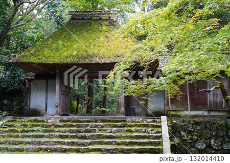 法然院のかやぶきの山門 法然院のかやぶきの山門 132014410