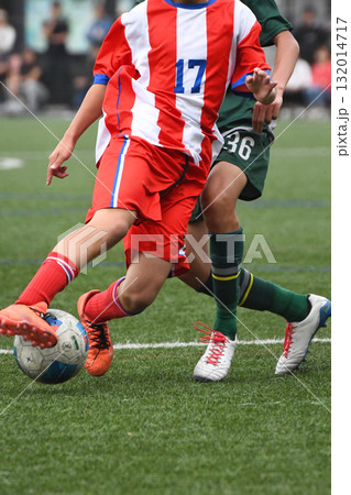 ドリブルするサッカー選手 132014717
