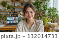 自宅でオンライン会議に参加する笑顔の女性 132014733