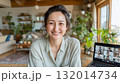 自宅でオンライン会議に参加する笑顔の女性 132014734