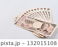 10万円分の新紙幣の一万円札を並べて広げた写真（渋沢栄一・現金・日本円・白バック・全体像） 132015108