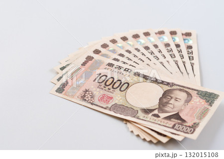 10万円分の新紙幣の一万円札を並べて広げた写真（渋沢栄一・現金・日本円・白バック・全体像） 132015108