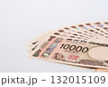 10万円分の新紙幣の一万円札を並べて広げた写真（現金・日本円・白バック・左上余白） 132015109