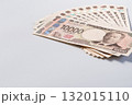 10万円分の新紙幣の一万円札を並べて広げた写真（渋沢栄一・現金・日本円・白バック・左下余白） 132015110