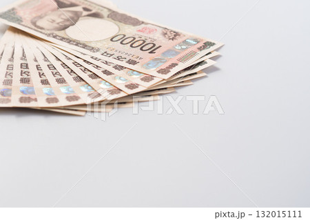 10万円分の一万円札を並べて広げた写真(渋沢栄一・現金・新紙幣・白バック・右下余白) 10万円分の一万円札を並べて広げた写真(渋沢栄一・現金・新紙幣・白バック・右下余白) 132015111