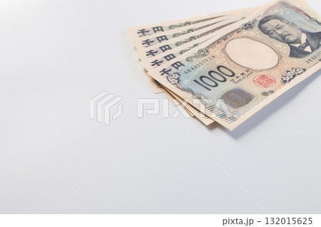 新紙幣の千円札5枚 (5000円分) を並べて広げた写真（北里柴三郎・現金・日本円・白バック） 132015625