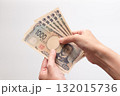 手に持って広げた千円札5枚の写真 (北里柴三郎・新紙幣・現金・白バック) 132015736