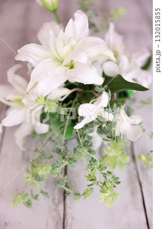 白い百合のアレンジメント 132015855