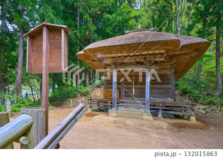 福島県南会津郡下郷町の茅葺屋根の大内宿(おおうちじゅく)の子安観音 132015863