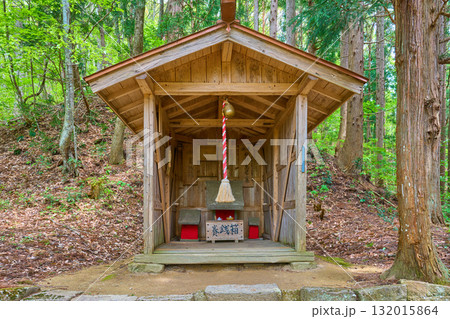 福島県南会津郡下郷町の茅葺屋根の大内宿(おおうちじゅく)の弁財天 132015864