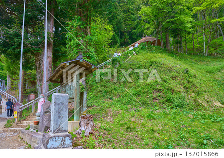 新緑の福島県南会津郡下郷町の茅葺屋根の大内宿(おおうちじゅく)の子安観音、見晴台に向かう石段を見る 132015866