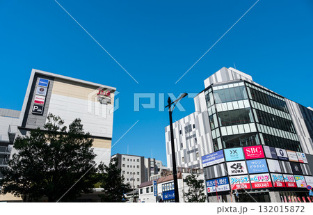 イオンシネマ　シアタス調布　トリエ京王調布C館　雑居ビル　秋晴れの青空　東京都調布市 132015872