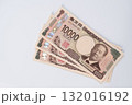 テーブルに並べた一万円札3枚(三万円)の俯瞰撮影 (新紙幣　渋沢栄一　白バック) 132016192