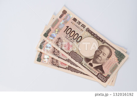 テーブルに並べた一万円札3枚(三万円)の俯瞰撮影 (新紙幣　渋沢栄一　白バック) 132016192