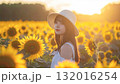 夕陽のひまわり畑に立つ女性 132016254