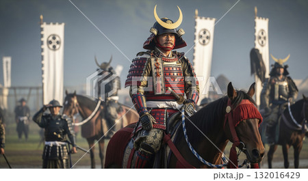 戦の直前、精巧な赤と黒の甲冑をまとい堂々と馬上に座る 132016429